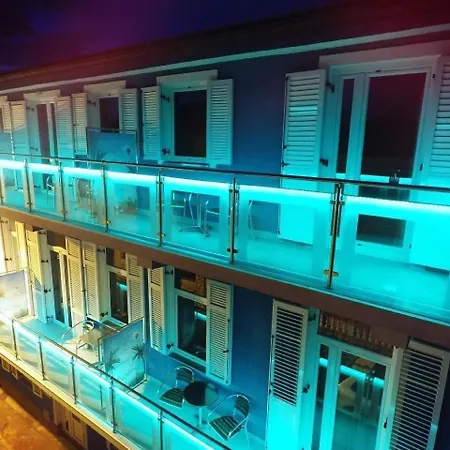 Apartment In Mit Whirlpool, Garten Und Grill
